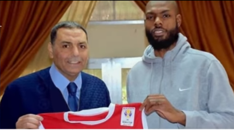 لاعب أمريكي مع منتخب سوريا بكرة السلة