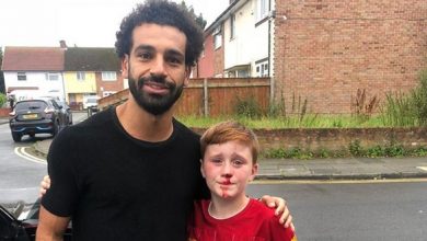 الطفل المدمى مع محمد صلاح